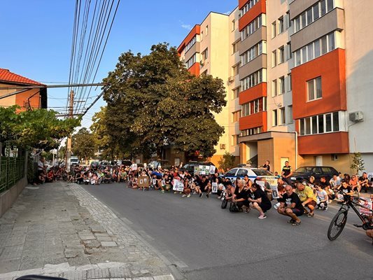 Близки и приятели на убития Димитър Малинов протестираха снощи пред  дома на Ангел Керппиев.