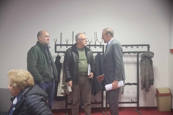  Оргсекретарят на Българска социалистическа партия Борислав Гуцанов (вдясно) беседва с Деян Дечев и Асен Гагаузов от Сливен, а по-късно Народно събрание изключи няколко членове на партията оттова. 
