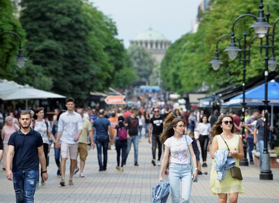 Хора се разхождат по бул. "Витоша" в София