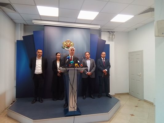 Министърът на енергетиката Владимир Малинов и новите мениджъри на "Булгаргаз" обявяват иска към "Газпром" за 400 млн. евро. СНИМКА: АВТОРЪТ