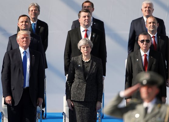 Президентът Румен Радев (на втория ред вдясно зад Ердоган) на срещата на държавните ръководители от НАТО в Брюксел - оттам той критикува премиера, че сменя позициите си за модернизацията на армията. СНИМКА: РОЙТЕРС