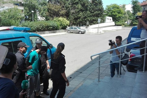 Съдебна охрана конвоира Мартин Жеков до залата. Снимка: Авторът
