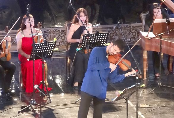 Разван Стойка с цигулката на Паганини накара 3000 да онемеят в Античния театър в Пловдив. Снимка: Авторът