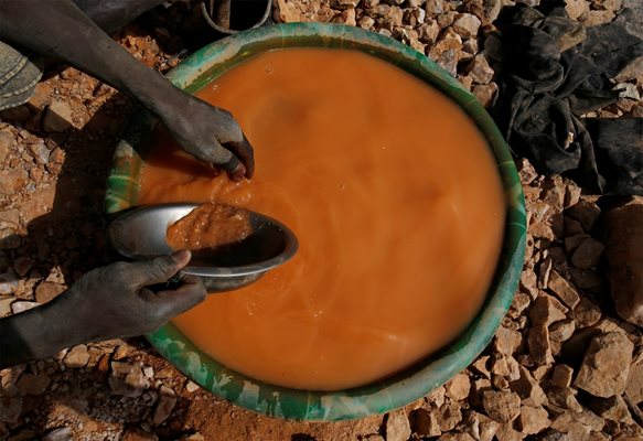 Мъж промива злато в пластмасов леген в нелицензирана мина край град Доропо в Кот д'Ивоар.  СНИМКА: РОЙТЕРС