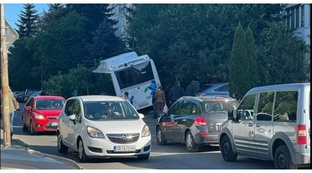 Катастрофиралият автобус СНИМКА: Фейсбук/"Катастрофи в София"