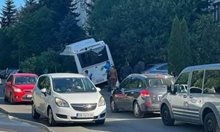 Автобус на градския транспорт в София се заби в дърво, има пострадали деца