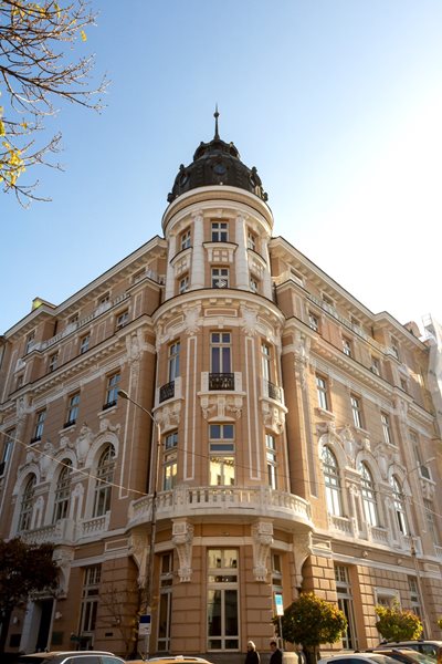 Сградата на ъгъла на улиците „Славянска” и „Г. Бенковски”, превърнала се в един от символите на града. СНИМКА: Фейсбук профил на галерия "Кредо Бонум"