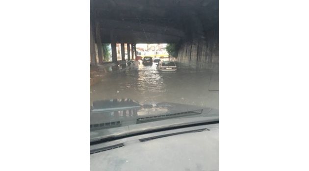 Дъждът превърна в реки улиците на Подуяне СНИМКИ: читател на "24 часа"
