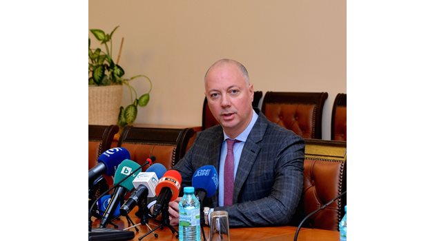Министърът на транспорта Росен Желязков съобщава пред медиите защо е поискал оставките на тримата от борда на директорите на БДЖ.