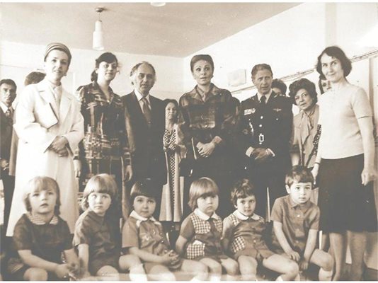 Георги Лозанов (третият от ляво на дясно) с Людмила Живкова (крайната вляво) и шахинята на Иран (до него) в училището в Горна баня в средата на 70-те години. 
