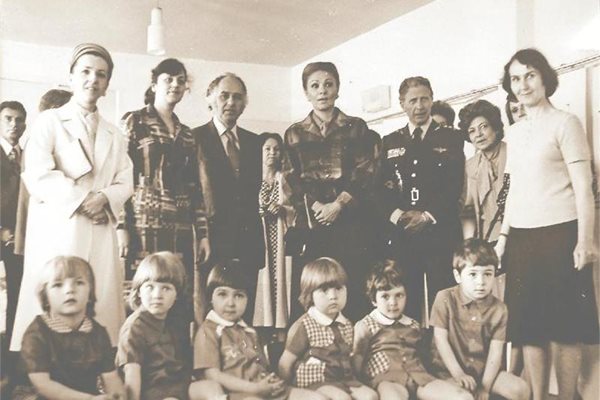 Георги Лозанов (третият от ляво на дясно) с Людмила Живкова (крайната вляво) и шахинята на Иран (до него) в училището в Горна баня в средата на 70-те години. 
