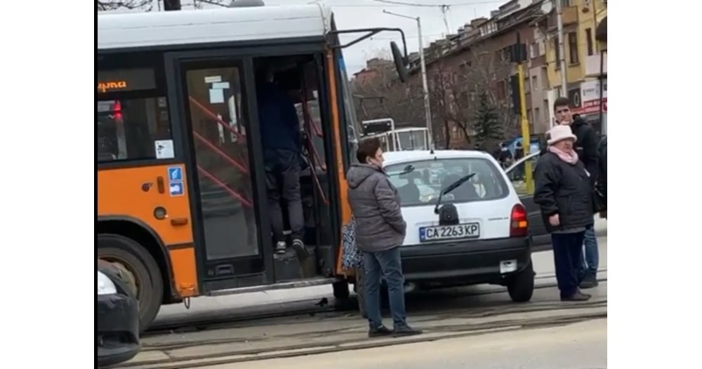 A bus and a car crashed in Sofia, there is a person trapped (Video)