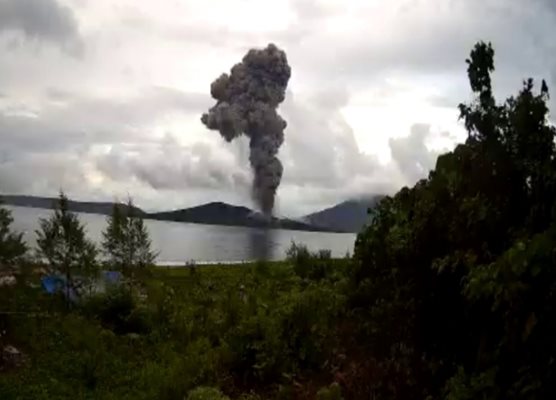 Изригна вулканът Анак Кракатау в Индонезия (Видео)