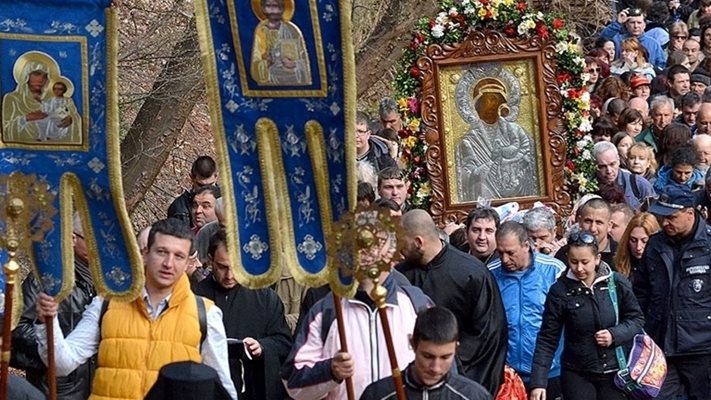Великден е! Вижте какви чудеса се случват в българските църкви и манастири