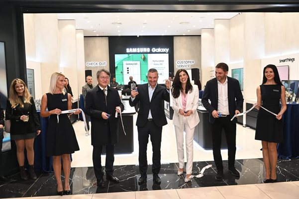 На отварянето на четвъртия Samsung Experience Store присъства и Н. Пр. Бе Джонгин - посланик на Република Корея в България (отляво на дясно - вторият).
Снимка: Йордан Симеонов