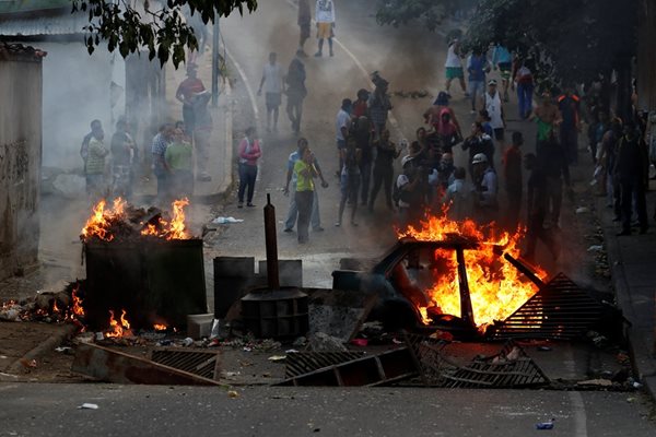 Полицейски участък в град Пуерто Кабело в Северна Венецуела бе подпален в нощта срещу сряда от участници в антиправителствените демонстрации СНИМКИ: РОЙТЕРС