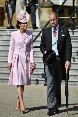 Херцогинята на Кеймбридж Катрин беше облечена изцяло в розово