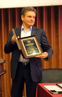 Николай Малинов показва една от наградите, която му е връчена в Русия за принос към добрите отношения на двете държави.