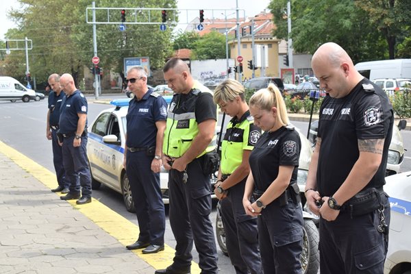 Пловдивски полицаи начело с шефа на "Охранителна полиция" комисар Костадин Костов почетоха загиналите си колеги в Бургас със свеждане на глава.