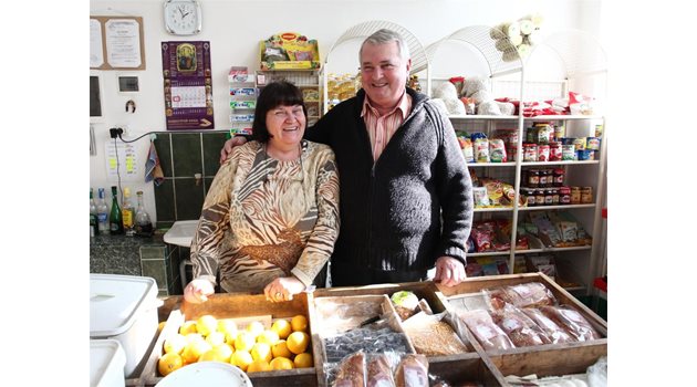 ИДИЛИЯ: Йордан Гядуров и съпругата му имат малък магазин за хранителни стоки.