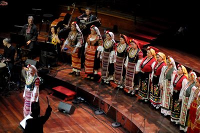 “Мистерията на българските гласове” изнася концерт в Холандия.
СНИМКИ: ФЕЙСБУК И АРХИВ