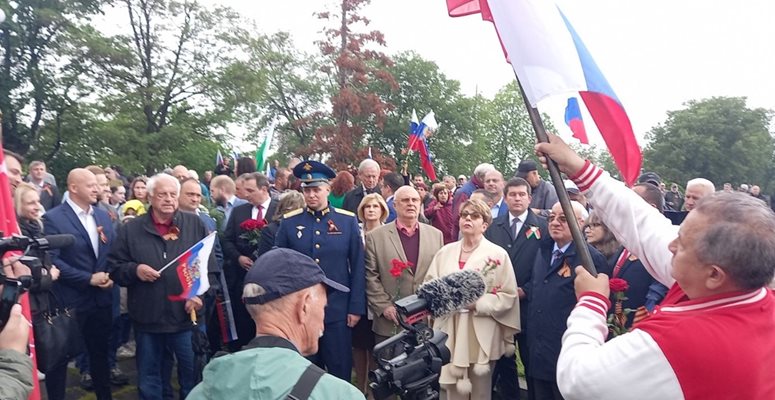 Много руски знамена се развяха на Альоша в присъствието на Митрофанова.