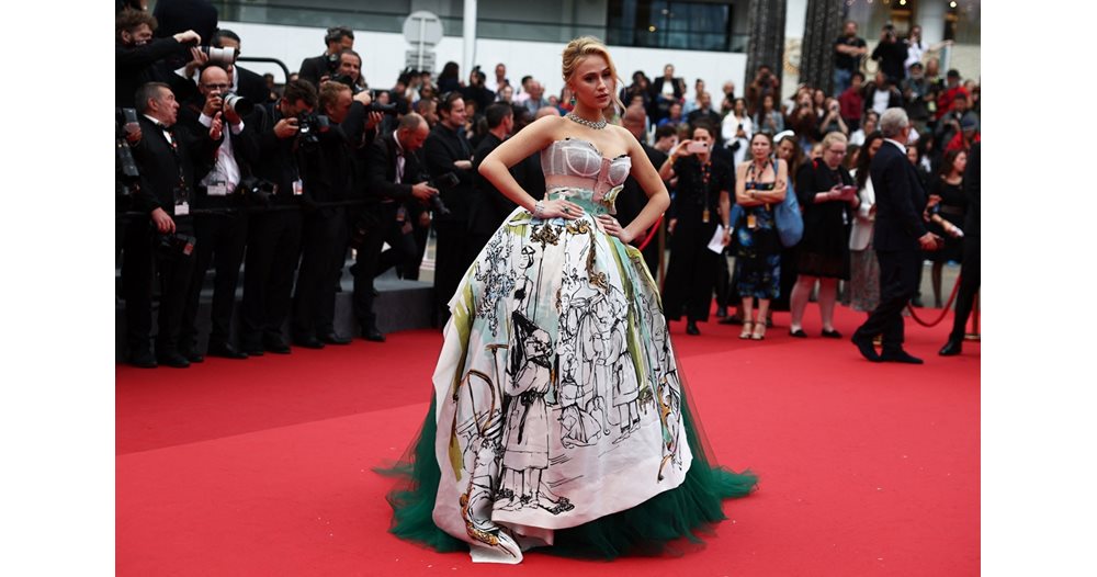 Maria Bakalova porte-t-elle un soutien-gorge sur le tapis rouge à Cannes ?