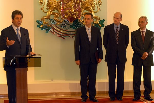 15.08.2005 г. Президентът Първанов връчва третия мандат на ДПС в присъствието на Сергей Станишев, Симеон Сакскобургготски и Ахмед Доган.
