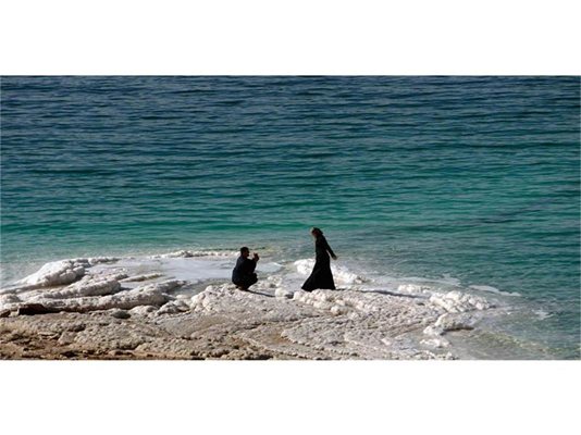 Двойка се снима на източния бряг на Мъртво море. То пресъхва с много бързи темпове и скоро може да остане само спомен.
СНИМКИ: РОЙТЕРС
