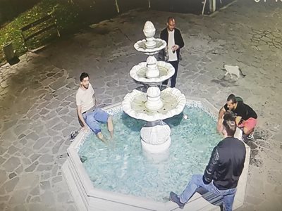 Младежите потрошили фонтана.