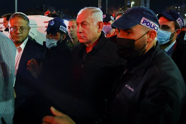 Израелският премиер Бенямин Нетаняху посещава мястото на атаката от снощи заедно с министъра на националната сигурност