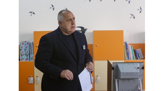 Бойко Борисов гласува с хартиена бюлетина