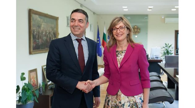 Министърът на външните работи Екатерина Захариева и македонският и? колега Никола Димитров се срещнаха и на четири очи.
