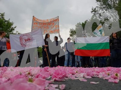 Розопроизводители блокираха пътя Пловдив-Карлово