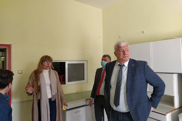 Здравко Димитров и Наталия Елис в Белодробна болница.