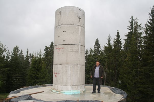 Шефът на обсерваторията в Рожен д-р Никола Петров пред кулата за новия телескоп.