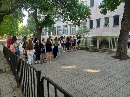 Десетокласниците очакват да влязат във Френската гимназия, за да държат изпита по български език и литература.