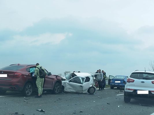 Двама са пострадали при верижната катастрофа с пет коли край Пазарджик на "Тракия"
Снимка: 24 часа