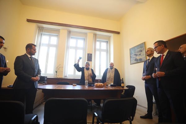 Свещеник освети старата стая на "Демократична България", която в 49-ото НС се полага на "Възраждане"