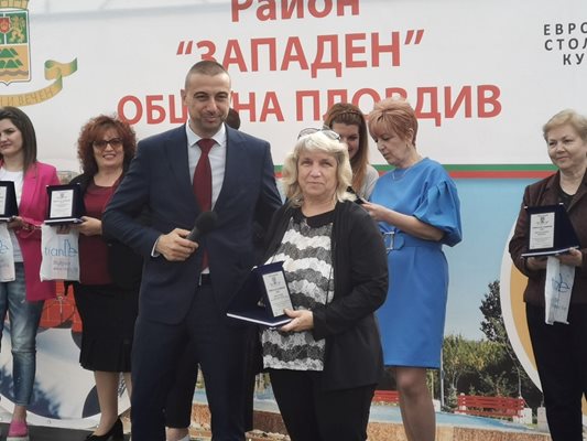 Кметът на район "Западен" Димитър Колев награди заслужили преподаватели в навечерието на 24 май.