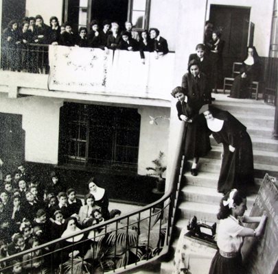 Върбинка /вдясно/ провежда една от своите демонстрации пред монахини в Йерусалим през 1950 година.
Снимка: РИМ в Търговище