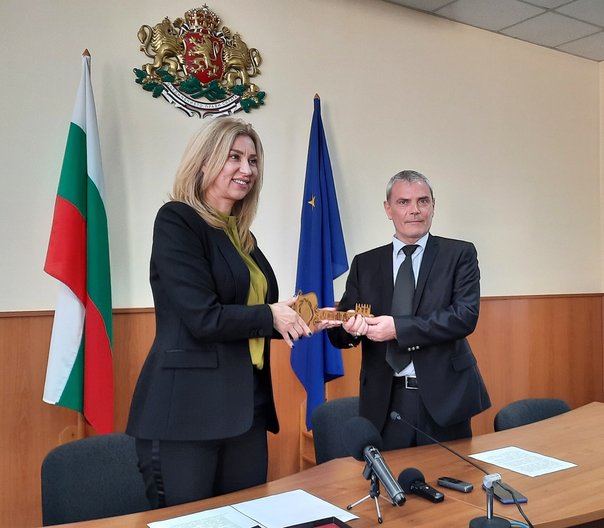 Йорданка Костадинова предаде символично ключа на област Добрич на Румен Русев