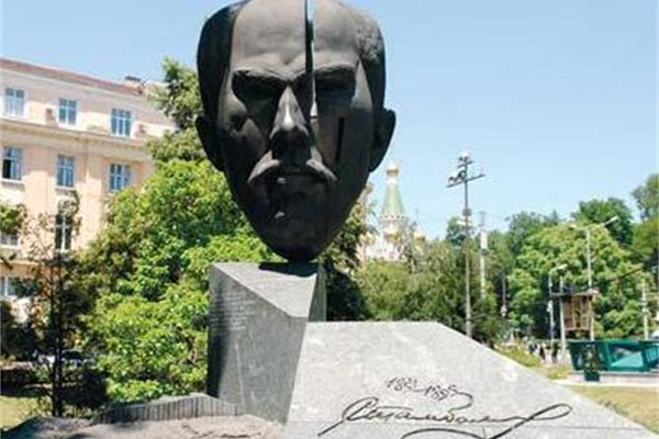 Паметник на Стефан Стамболов бе издигнат в градинката на “Кристал”.