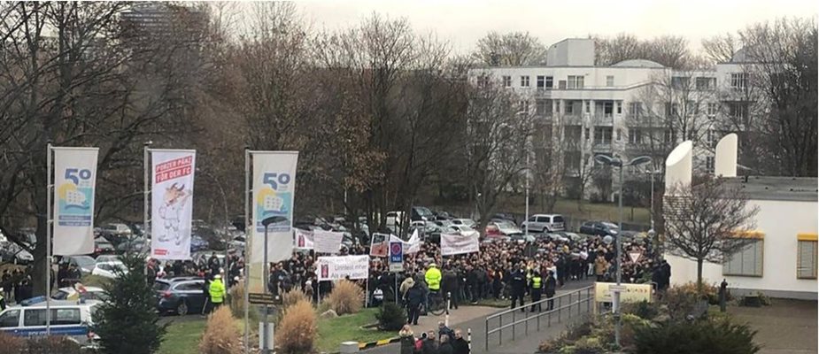 Близки на пострадали от лошо отношение в болницата в Кьолн на протест пред сградата.  ФАКСИМИЛЕ: КЬОЛНЕР ЩАТАНЦАЙГЕР