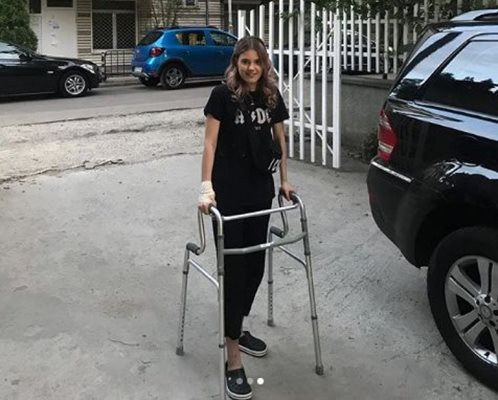 Кристин проходи след 10 операции на крака