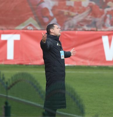 Испанецът Пабло Караско, който води ЦСКА вместо наказания Любо Пенев се ядосва на играта на своите.