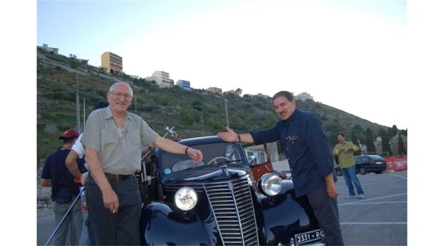 ЗАД ГРАНИЦА: Джоко и известният италиански режисьор Бепе Чино се радват на ретро автомобил.