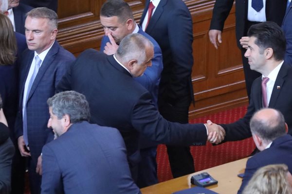 Бойко Борисов и Кирил Петков се поздравяват след гласуването на правителството. СНИМКА: РУМЯНА ТОНЕВА