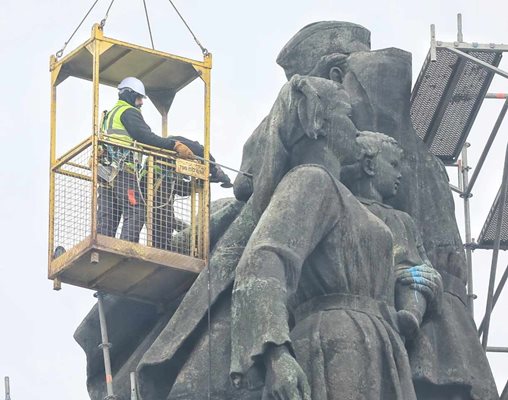 Продължава премахването на фигурите от Паметника на Съветската армия.