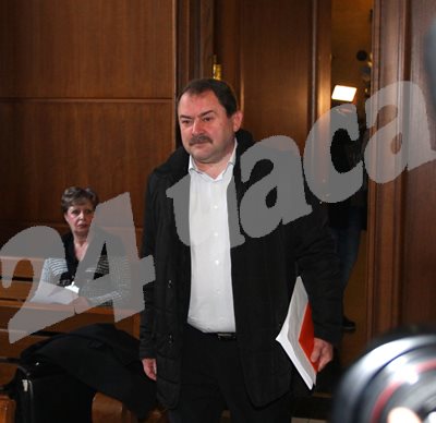 Бившият шеф на Софийския апелативен съд Веселин Пенгезов е подсъдим, но въпреки това решава дела.